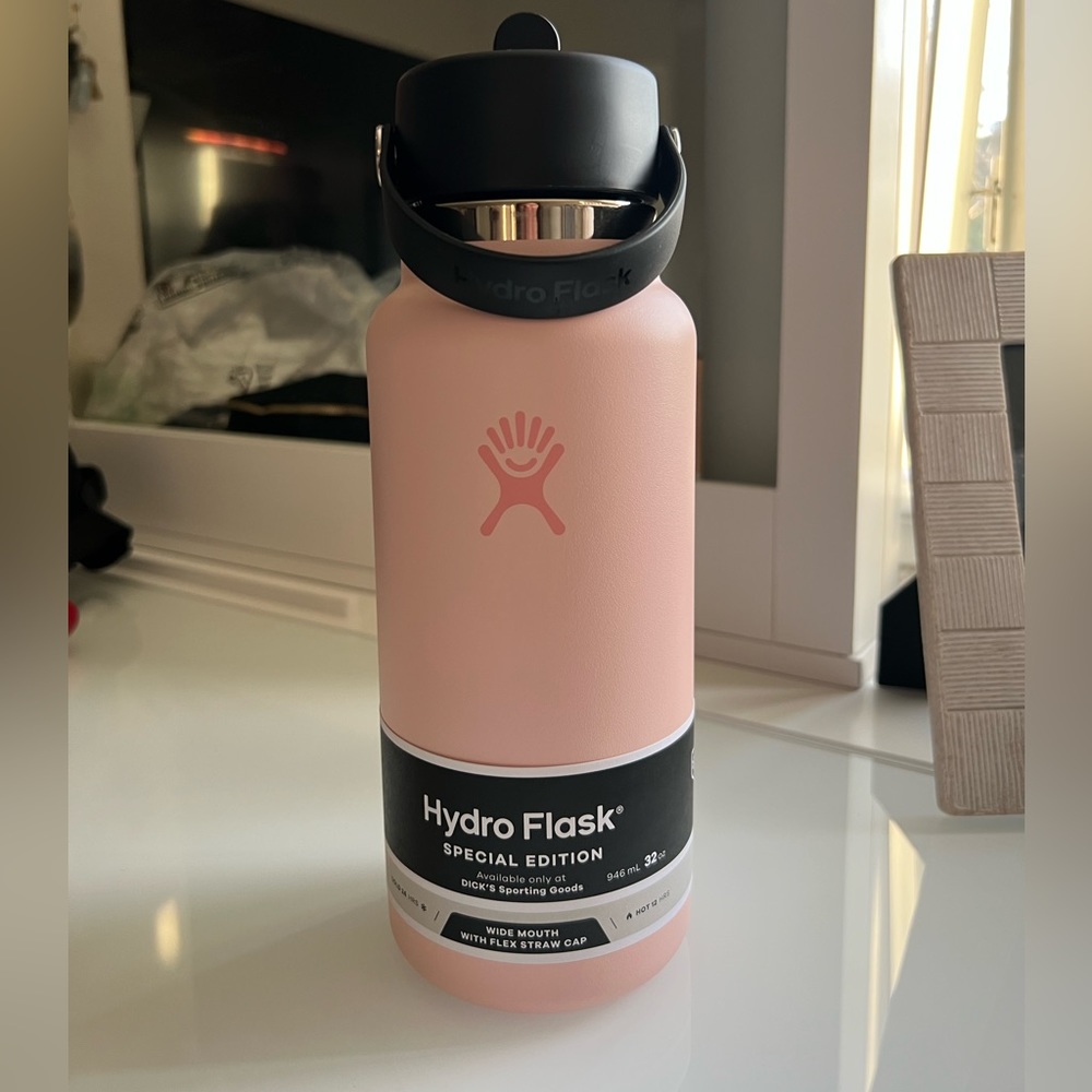 Brand new unused hydroflask in the color dogwood